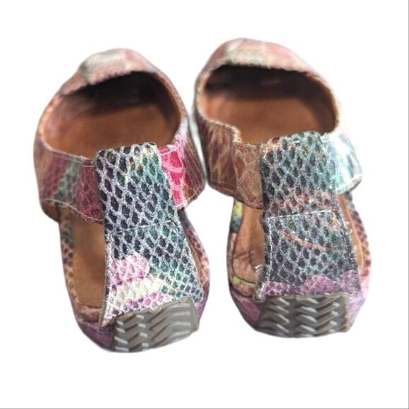 Gentle Souls It's so fun multicolor floral leather flat closed toe sandals 5.5 - Picture 5 of 7
